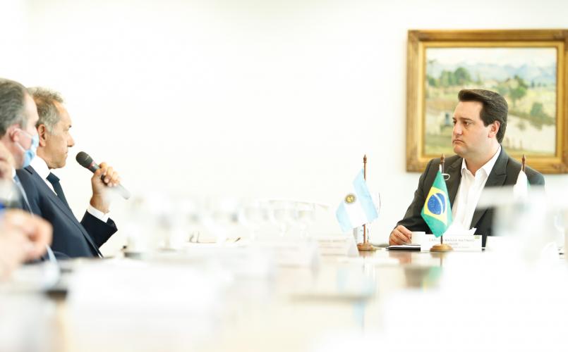 Governador Ratinho Junior detalhou possibilidades de rotas e ramais que ligarão Brasil, Chile, Argentina e Paraguai por meio de um novo trecho ferroviário de 2,5 mil quilômetros entre os portos de Paranaguá e de Antofagasta, no Chile.