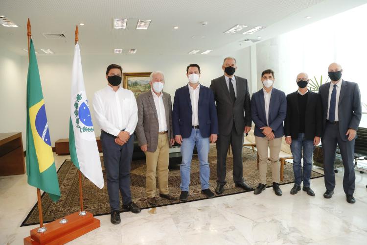 autoridades posando para foto na sala de reuniões do palácio Iguaçu