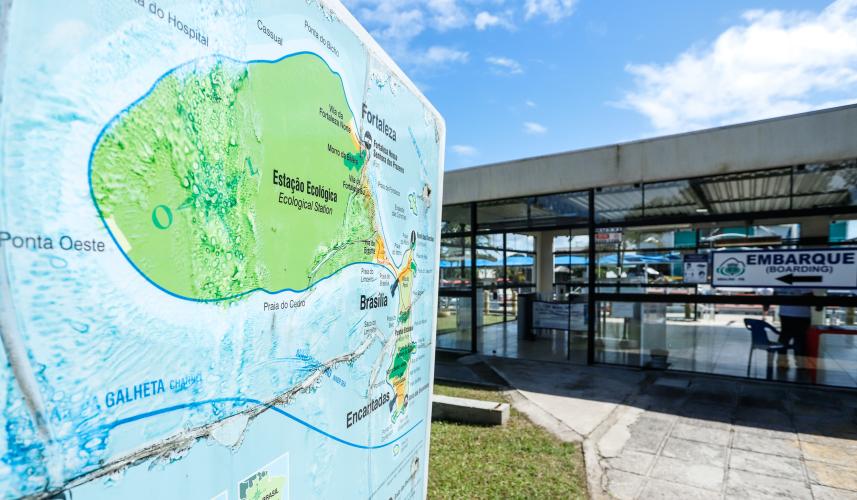 O Governo do Paraná firmou nesta segunda-feira (19) o convênio que formaliza a parceria entre o Estado e as prefeituras de Pontal do Paraná e de Paranaguá para a oferta de serviço no transporte aquaviário aos usuários e turistas que visitam a Ilha do Mel. O objetivo é melhorar o atendimento à população.