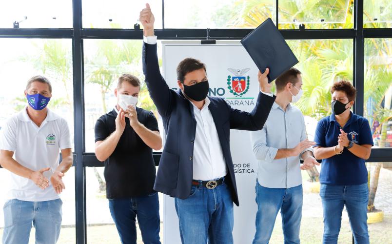 O Governo do Paraná firmou nesta segunda-feira (19) o convênio que formaliza a parceria entre o Estado e as prefeituras de Pontal do Paraná e de Paranaguá para a oferta de serviço no transporte aquaviário aos usuários e turistas que visitam a Ilha do Mel. O objetivo é melhorar o atendimento à população.