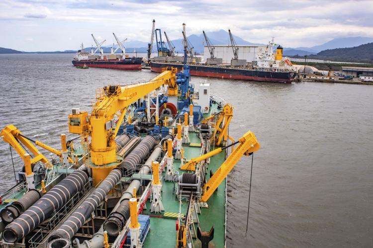 O Porto de Antonina está apto para receber navios com maior capacidade de carga. O calado operacional do canal de acesso ao terminal passa de 8 para 8,5 metros. Essa é a profundidade em que as embarcações podem ficar submersas na água, ao navegar para entrar ou sair do terminal. - Paranaguá, 22/04/2021 - Foto: Claudio Neves/Portos do Paraná