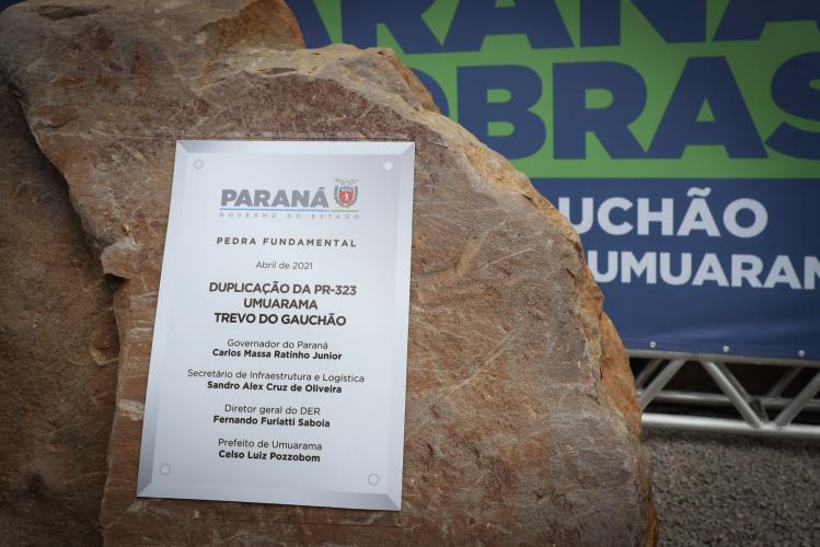 O governador Carlos Massa Ratinho Junior lança nesta sexta-feira (23) a pedra fundamental das obras de modernização do Trevo Gauchão e da duplicação da PR-323 no perímetro urbano de Umuarama. O investimento é de R$ 66,1 milhões. 23/04/2021 - Foto: Geraldo Bubniak/AEN