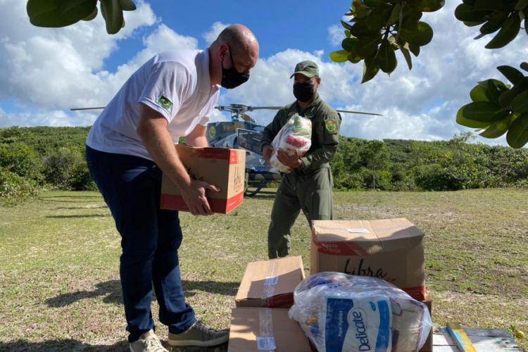 A empresa Portos do Paraná se envolveu novamente nesta sexta-feira (30) na campanha Cesta Solidária no Litoral, distribuindo cestas básicas às comunidades e locais mais isolados do Paraná. Para agilizar, foi utilizado um helicóptero que levou as cestas até as comunidades de Serra Negra e Praia Deserta, em Guaraqueçaba; à Barra do Ararapira, no Superagui; e a mais uma comunidade Quilombola. - Paranaguá, 30/04/2021 - Foto: Claudio Neves/Portos do Paraná