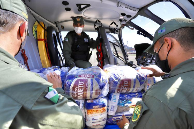 A empresa Portos do Paraná se envolveu novamente nesta sexta-feira (30) na campanha Cesta Solidária no Litoral, distribuindo cestas básicas às comunidades e locais mais isolados do Paraná. Para agilizar, foi utilizado um helicóptero que levou as cestas até as comunidades de Serra Negra e Praia Deserta, em Guaraqueçaba; à Barra do Ararapira, no Superagui; e a mais uma comunidade Quilombola. - Paranaguá, 30/04/2021 - Foto: Claudio Neves/Portos do Paraná