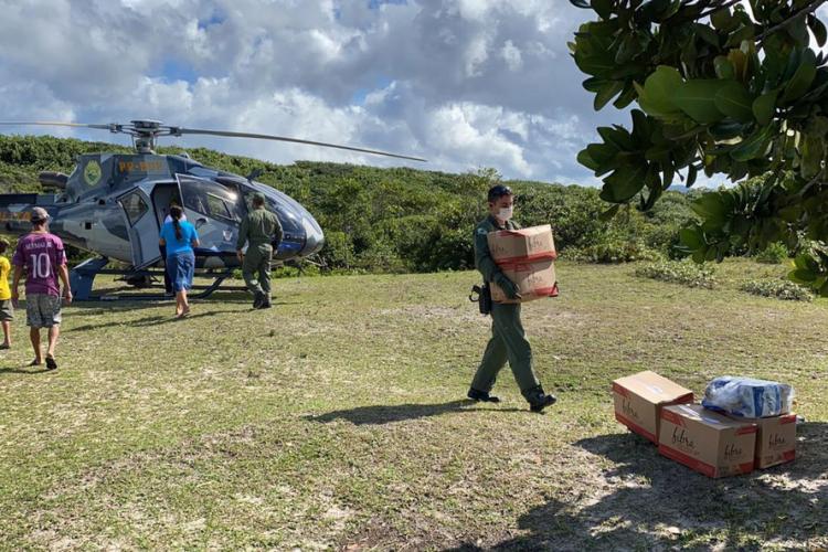 A empresa Portos do Paraná se envolveu novamente nesta sexta-feira (30) na campanha Cesta Solidária no Litoral, distribuindo cestas básicas às comunidades e locais mais isolados do Paraná. Para agilizar, foi utilizado um helicóptero que levou as cestas até as comunidades de Serra Negra e Praia Deserta, em Guaraqueçaba; à Barra do Ararapira, no Superagui; e a mais uma comunidade Quilombola. - Paranaguá, 30/04/2021 - Foto: Claudio Neves/Portos do Paraná