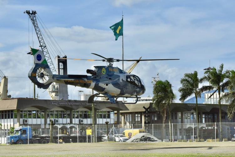 A empresa Portos do Paraná se envolveu novamente nesta sexta-feira (30) na campanha Cesta Solidária no Litoral, distribuindo cestas básicas às comunidades e locais mais isolados do Paraná. Para agilizar, foi utilizado um helicóptero que levou as cestas até as comunidades de Serra Negra e Praia Deserta, em Guaraqueçaba; à Barra do Ararapira, no Superagui; e a mais uma comunidade Quilombola. - Paranaguá, 30/04/2021 - Foto: Claudio Neves/Portos do Paraná