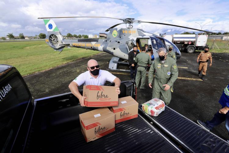 A empresa Portos do Paraná se envolveu novamente nesta sexta-feira (30) na campanha Cesta Solidária no Litoral, distribuindo cestas básicas às comunidades e locais mais isolados do Paraná. Para agilizar, foi utilizado um helicóptero que levou as cestas até as comunidades de Serra Negra e Praia Deserta, em Guaraqueçaba; à Barra do Ararapira, no Superagui; e a mais uma comunidade Quilombola. - Paranaguá, 30/04/2021 - Foto: Claudio Neves/Portos do Paraná