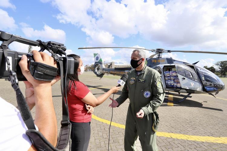 A empresa Portos do Paraná se envolveu novamente nesta sexta-feira (30) na campanha Cesta Solidária no Litoral, distribuindo cestas básicas às comunidades e locais mais isolados do Paraná. Para agilizar, foi utilizado um helicóptero que levou as cestas até as comunidades de Serra Negra e Praia Deserta, em Guaraqueçaba; à Barra do Ararapira, no Superagui; e a mais uma comunidade Quilombola. - Paranaguá, 30/04/2021 - Foto: Claudio Neves/Portos do Paraná