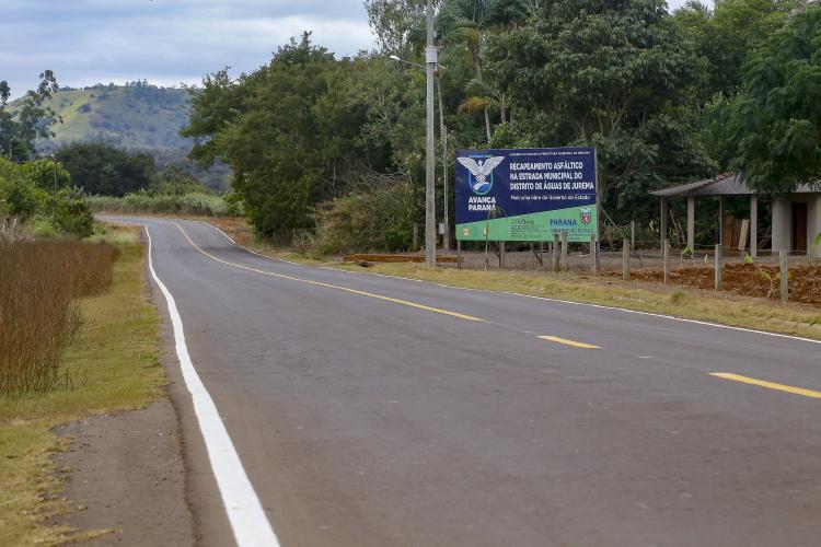 Um dos principais segmentos econômicos de Iretama, o turismo regional ganhou um importante impulso nesta quinta-feira (6). O governador Carlos Massa Ratinho Junior inaugurou a obra de recuperação asfáltica de um trecho de 3 quilômetros da PR-462, batizada recentemente de Estrada Municipal Bernardo Ribas Carli, em homenagem ao deputado estadual morto em um desastre aéreo em 2018. Foto: Gilson Abreu/AEN