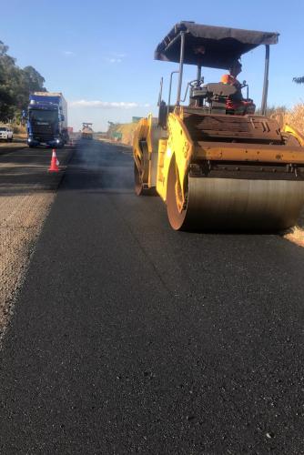 O Governo do Estado iniciou nesta segunda-feira (10) as obras de conservação da PR-463, rodovia que faz a ligação do Noroeste paranaense com o Interior de São Paulo. Para marcar o início dos trabalhos, o chefe da Casa Civil, Guto Silva, o secretário estadual da Infraestrutura e Logística, Sandro Alex, e o diretor-geral do Departamento de Estradas de Rodagem do Paraná (DER/PR), Fernando Furiatti, estiveram no trecho para acompanhar os trabalhos, que passam pelo município de Santo Inácio. - Foto: DER