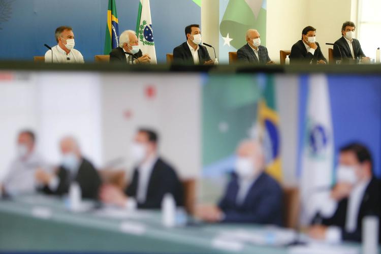 A nova concessão das rodovias que cortam o Paraná será baseada em torno da menor tarifa oferecida ao usuário, sem limite de desconto na disputa na Bolsa de Valores, arrumando a modelagem de acordo com o anseio da população. A alteração na proposta original foi anunciada pelo governador Carlos Massa Ratinho Junior durante entrevista coletiva nesta sexta-feira (21), no Palácio Iguaçu, em Curitiba, e é resultado das seguidas reuniões em Brasília (DF) do início desta semana. Foto: Jonathan Campos/AEN