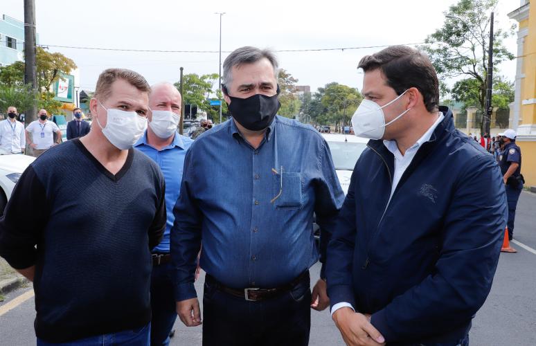 O Paraná começou a vacinar trabalhadores portuários e aeroportuários contra a Covid-19 nesta sexta-feira (28). As doses da vacina AstraZeneca/Fiocruz destinadas a estes grupos foram enviadas pelo Ministério da Saúde nesta semana. Foto: Rodrigo Félix Leal / INFRA