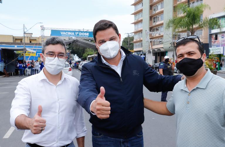 O Paraná começou a vacinar trabalhadores portuários e aeroportuários contra a Covid-19 nesta sexta-feira (28). As doses da vacina AstraZeneca/Fiocruz destinadas a estes grupos foram enviadas pelo Ministério da Saúde nesta semana. Foto: Rodrigo Félix Leal / INFRA