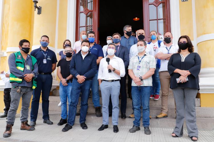 O Paraná começou a vacinar trabalhadores portuários e aeroportuários contra a Covid-19 nesta sexta-feira (28). As doses da vacina AstraZeneca/Fiocruz destinadas a estes grupos foram enviadas pelo Ministério da Saúde nesta semana. Foto: Rodrigo Félix Leal / INFRA