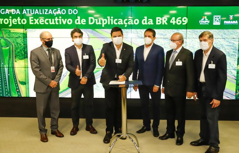 O secretário da Infraestrutura e Logística do Paraná, Sandro Alex, recebeu nesta quarta-feira (02) no Centro Executivo da Itaipu Binacional em Foz do Iguaçu, o projeto executivo para a duplicação da BR-469. Foto: Rodrigo Félix Leal / INFRA
