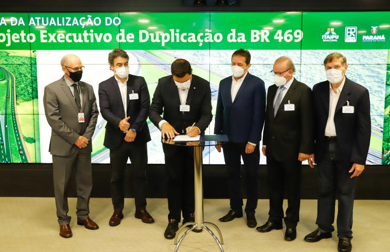 O secretário da Infraestrutura e Logística do Paraná, Sandro Alex, recebeu nesta quarta-feira (02) no Centro Executivo da Itaipu Binacional em Foz do Iguaçu, o projeto executivo para a duplicação da BR-469. Foto: Rodrigo Félix Leal / INFRA