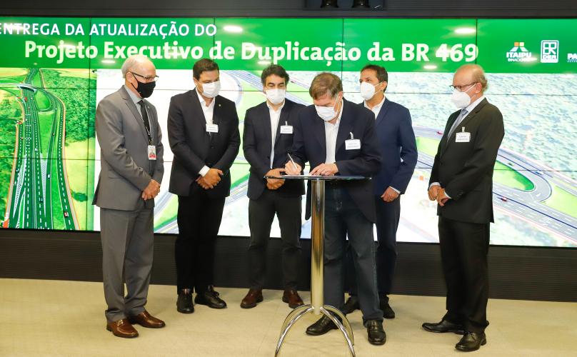 O secretário da Infraestrutura e Logística do Paraná, Sandro Alex, recebeu nesta quarta-feira (02) no Centro Executivo da Itaipu Binacional em Foz do Iguaçu, o projeto executivo para a duplicação da BR-469. Foto: Rodrigo Félix Leal / INFRA