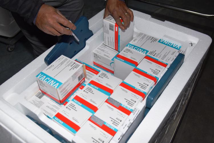 A Secretaria de Estado da Saúde (Sesa) recebeu na noite desta terça-feira (26), 352.750 doses da vacina AstraZeneca/Fiocruz, contra a Covid-19. - Curiti, 26/05/2021 - Foto: Américo antonio/SESA