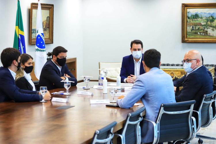 O governador Carlos Massa Ratinho Junior recebeu, nesta quarta-feira (23), uma comitiva formada por membros do Ministério da Infraestrutura, do Ministério da Economia e da Secretaria de Infraestrutura e Logística para discutir o projeto da Nova Ferroeste. Foto: José Fernando Ogura / AEN