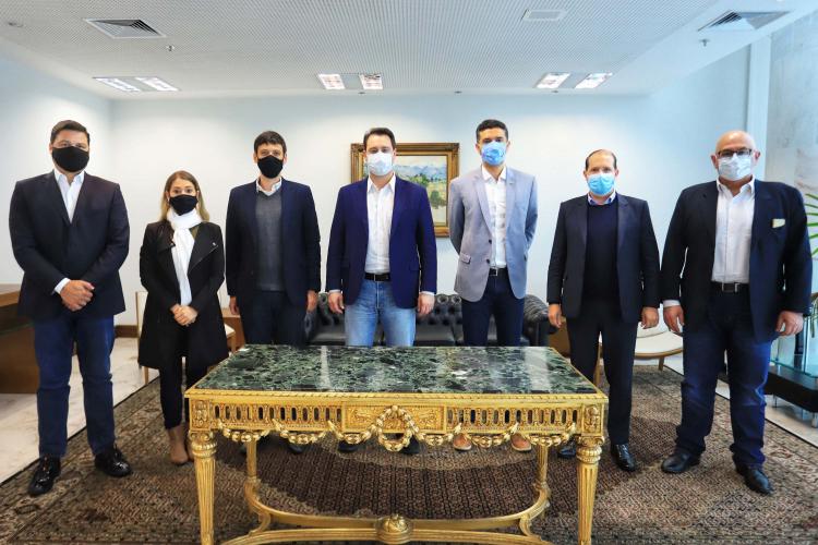 O governador Carlos Massa Ratinho Junior recebeu, nesta quarta-feira (23), uma comitiva formada por membros do Ministério da Infraestrutura, do Ministério da Economia e da Secretaria de Infraestrutura e Logística para discutir o projeto da Nova Ferroeste. Foto: José Fernando Ogura / AEN