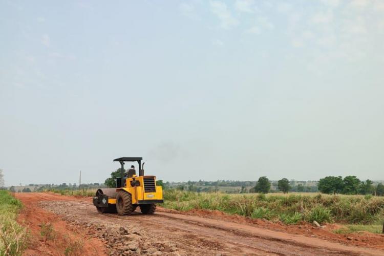 Trecho não pavimentado de rodovia em Loanda recebe serviços de conservação Foto: DER