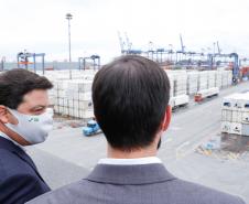 Representantes do Governo Federal visitaram nesta terça-feira (22) o Porto de Paranaguá para conhecer a estrutura de armazenagem e embarque. Os técnicos avaliam as melhores alternativas para o acesso à cidade a partir da construção da Nova Ferroeste. - Foto: Rodrigo Félix Leal/INFRA