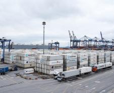 Representantes do Governo Federal visitaram nesta terça-feira (22) o Porto de Paranaguá para conhecer a estrutura de armazenagem e embarque. Os técnicos avaliam as melhores alternativas para o acesso à cidade a partir da construção da Nova Ferroeste. - Foto: Rodrigo Félix Leal/INFRA