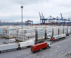 Representantes do Governo Federal visitaram nesta terça-feira (22) o Porto de Paranaguá para conhecer a estrutura de armazenagem e embarque. Os técnicos avaliam as melhores alternativas para o acesso à cidade a partir da construção da Nova Ferroeste. - Foto: Rodrigo Félix Leal/INFRA
