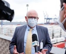 Representantes do Governo Federal visitaram nesta terça-feira (22) o Porto de Paranaguá para conhecer a estrutura de armazenagem e embarque. Os técnicos avaliam as melhores alternativas para o acesso à cidade a partir da construção da Nova Ferroeste. - Foto: Rodrigo Félix Leal/INFRA