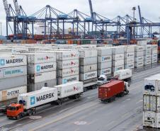 Representantes do Governo Federal visitaram nesta terça-feira (22) o Porto de Paranaguá para conhecer a estrutura de armazenagem e embarque. Os técnicos avaliam as melhores alternativas para o acesso à cidade a partir da construção da Nova Ferroeste. - Foto: Rodrigo Félix Leal/INFRA