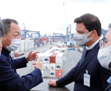Representantes do Governo Federal visitaram nesta terça-feira (22) o Porto de Paranaguá para conhecer a estrutura de armazenagem e embarque. Os técnicos avaliam as melhores alternativas para o acesso à cidade a partir da construção da Nova Ferroeste. - Foto: Rodrigo Félix Leal/INFRA