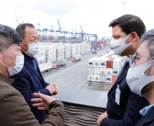 Representantes do Governo Federal visitaram nesta terça-feira (22) o Porto de Paranaguá para conhecer a estrutura de armazenagem e embarque. Os técnicos avaliam as melhores alternativas para o acesso à cidade a partir da construção da Nova Ferroeste. - Foto: Rodrigo Félix Leal/INFRA