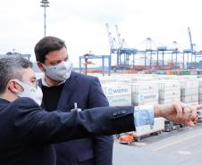 Representantes do Governo Federal visitaram nesta terça-feira (22) o Porto de Paranaguá para conhecer a estrutura de armazenagem e embarque. Os técnicos avaliam as melhores alternativas para o acesso à cidade a partir da construção da Nova Ferroeste. - Foto: Rodrigo Félix Leal/INFRA