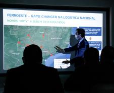 Representantes do Governo Federal visitaram nesta terça-feira (22) o Porto de Paranaguá para conhecer a estrutura de armazenagem e embarque. Os técnicos avaliam as melhores alternativas para o acesso à cidade a partir da construção da Nova Ferroeste. - Foto: Rodrigo Félix Leal/INFRA
