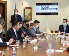 O governador Carlos Massa Ratinho Junior recebe o presidente da Assembleia Legislativa do Paraná, deputado estadual Ademar Traiano, para promulgacão da PEC da Nova Ferroeste. Curitiba, 2/08/2021. Foto: Geraldo Bubniak/AEN