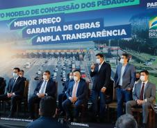 O governador Carlos Massa Ratinho Junior e o ministro da Infraestrutura, Tarcísio Gomes de Freitas, apresentam, os detalhes da nova concessão de 3,3 mil quilômetros de rodovias do Paraná. Foto: Rodrigo Félix Leal / InfraPR