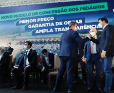 O governador Carlos Massa Ratinho Junior e o ministro da Infraestrutura, Tarcísio Gomes de Freitas, apresentam, os detalhes da nova concessão de 3,3 mil quilômetros de rodovias do Paraná. Foto: Rodrigo Félix Leal / InfraPR