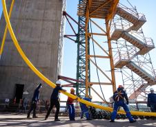 Foi realizado o tensionamento dos primeiros estais, que são compostos por um conjunto de cabos de aço que sustentarão o tabuleiro da ponte sobre o Rio Paraná. Foto:Rodrigo Félix Leal / InfraPR