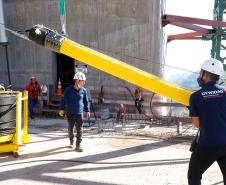 Foi realizado o tensionamento dos primeiros estais, que são compostos por um conjunto de cabos de aço que sustentarão o tabuleiro da ponte sobre o Rio Paraná. Foto:Rodrigo Félix Leal / InfraPR