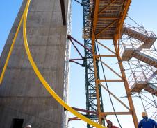 Foi realizado o tensionamento dos primeiros estais, que são compostos por um conjunto de cabos de aço que sustentarão o tabuleiro da ponte sobre o Rio Paraná. Foto:Rodrigo Félix Leal / InfraPR