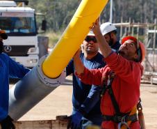 Foi realizado o tensionamento dos primeiros estais, que são compostos por um conjunto de cabos de aço que sustentarão o tabuleiro da ponte sobre o Rio Paraná. Foto:Rodrigo Félix Leal / InfraPR