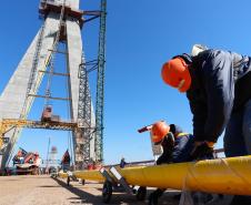 Foi realizado o tensionamento dos primeiros estais, que são compostos por um conjunto de cabos de aço que sustentarão o tabuleiro da ponte sobre o Rio Paraná. Foto:Rodrigo Félix Leal / InfraPR