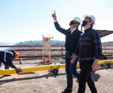 Foi realizado o tensionamento dos primeiros estais, que são compostos por um conjunto de cabos de aço que sustentarão o tabuleiro da ponte sobre o Rio Paraná. Foto:Rodrigo Félix Leal / InfraPR