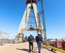 Foi realizado o tensionamento dos primeiros estais, que são compostos por um conjunto de cabos de aço que sustentarão o tabuleiro da ponte sobre o Rio Paraná. Foto:Rodrigo Félix Leal / InfraPR