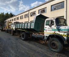 São quase 100 itens, como caminhões basculantes, motoniveladora, rolo compactador, escavadeira hidráulica, semirreboque, máquina de pintura e cavalo mecânico, entre outros, divididos em lotes nas superintendências e escritórios regionais do DER/PR.