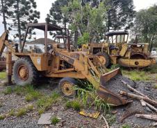 São quase 100 itens, como caminhões basculantes, motoniveladora, rolo compactador, escavadeira hidráulica, semirreboque, máquina de pintura e cavalo mecânico, entre outros, divididos em lotes nas superintendências e escritórios regionais do DER/PR.