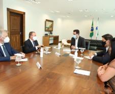 Governador Carlos Massa Ratinho Junior e o Secretário da Infraestrutura e Logística, Sandro Alex, em reunião com o presidente da cooperativa LAR.Foto: Rodrigo Félix Leal / InfraPR