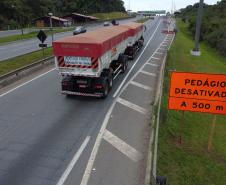 Encerramento dos atuais contratos de concessão de rodovias no Paraná. Abertura das catracas da praça de pedágio da Ecovia, na BR-277, em São José dos Pinhais, ocorrida à 0h00 deste domingo. - Curitiba, 28/11/2021 - Foto: Ari Dias/AEN