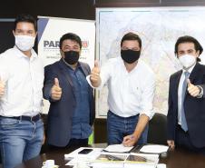 Aeroportos de Pato Branco e Umuarama recebem plano diretor para os próximos 20 anos - Na foto, Pato Branco - Prefeito Robson Cantu / Deputado Estadual Luiz Fernando Guerra / Deputado Estadual Guto Silva - Curitiba, 17/02/2022 Foto: Rodrigo Félix Leal/SEIL