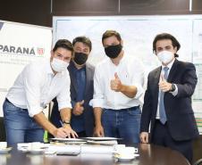 Aeroportos de Pato Branco e Umuarama recebem plano diretor para os próximos 20 anos - Na foto, Pato Branco - Prefeito Robson Cantu / Deputado Estadual Luiz Fernando Guerra / Deputado Estadual Guto Silva - Curitiba, 17/02/2022 Foto: Rodrigo Félix Leal/SEIL